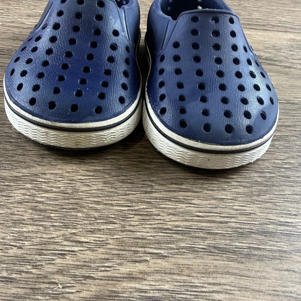 Native Shoes Miles Navy Blue Kids Slip On Water Shoes Loafers Size 4 Outdoors